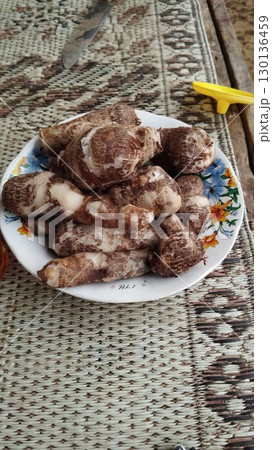 Soft and tender steamed taro with a naturally sweet and nutty flavor. A healthy and satisfying treat, perfect as a snack or ingredient for various desserts and savory dishes. 130136459