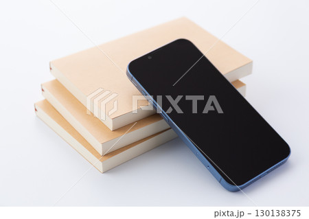 紙の本（文庫本）とスマートフォン 130138375