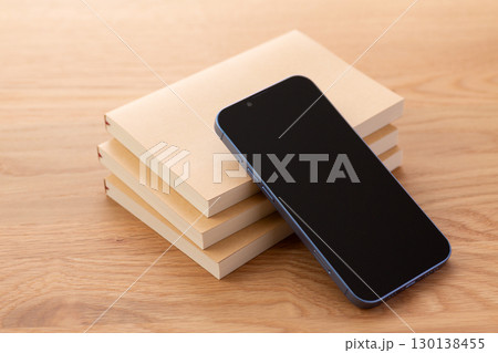紙の本（文庫本）とスマートフォン 130138455