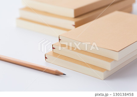 紙の本（文庫本）と鉛筆 130138458