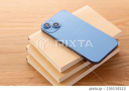 紙の本(文庫本)とスマートフォン 紙の本(文庫本)とスマートフォン 130138522