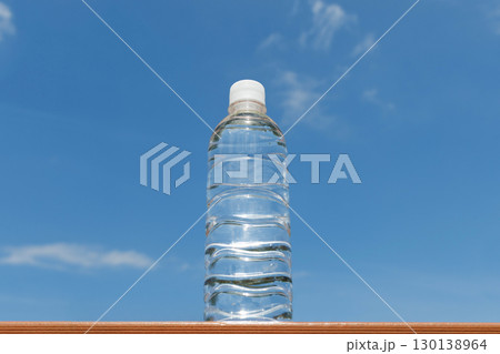 青空とペットボトルに入った水 130138964