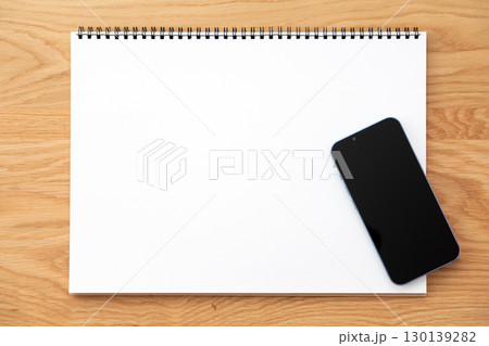 スケッチブックとスマートフォン 130139282