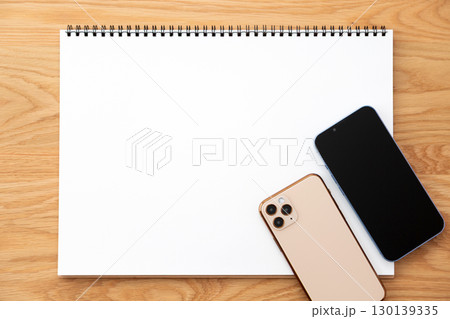 スケッチブックとスマートフォン スケッチブックとスマートフォン 130139335