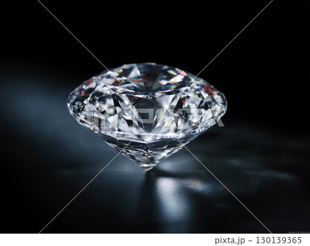 黒背景に輝くダイヤモンドのクローズアップ 黒背景に輝くダイヤモンドのクローズアップ 130139365