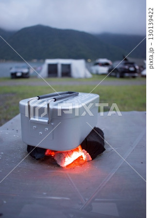 キャンプ場で焚き火　 130139422