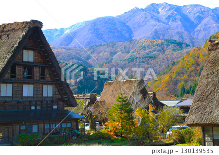 秋の白川郷　紅葉の合掌造り集落 130139535