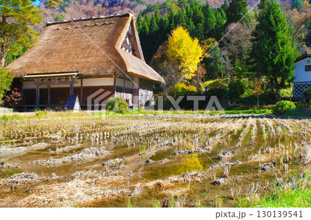 秋の白川郷 紅葉の合掌造り集落 秋の白川郷 紅葉の合掌造り集落 130139541