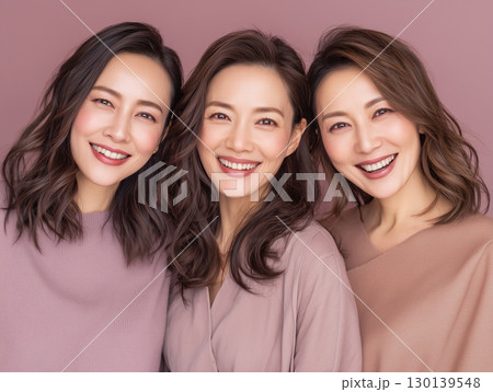 パープル色の服を着た3人の女性の明るい表情　秋っぽいビューティーイメージ 130139548