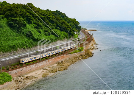 瀬戸内海沿いを走る115系3000番台瀬戸内色 瀬戸内海沿いを走る115系3000番台瀬戸内色 130139554