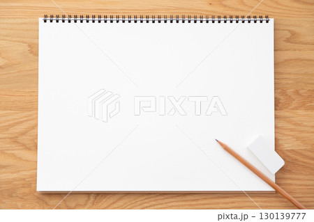 スケッチブックと鉛筆 130139777