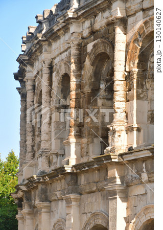 フランス・ニームの古代ローマ円形闘技場（2025年8月15日撮影） 130140627