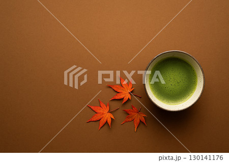 抹茶と紅葉の葉 – 日本の秋を感じる和風イメージ 抹茶と紅葉の葉 – 日本の秋を感じる和風イメージ 130141176
