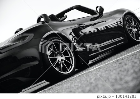 ピカピカの黒いオープンカー 130141283