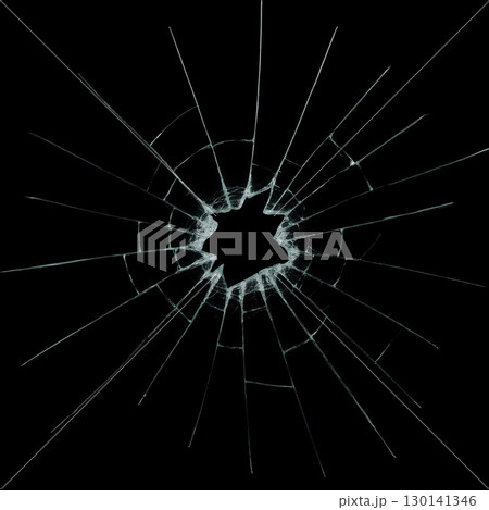 蜘蛛の巣状に割れた板ガラス 蜘蛛の巣状に割れた板ガラス 130141346