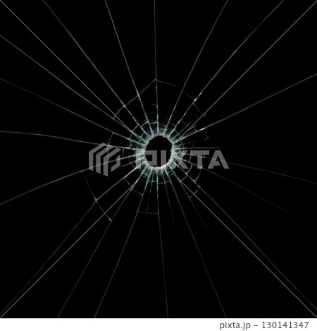 蜘蛛の巣状に割れた板ガラス 蜘蛛の巣状に割れた板ガラス 130141347