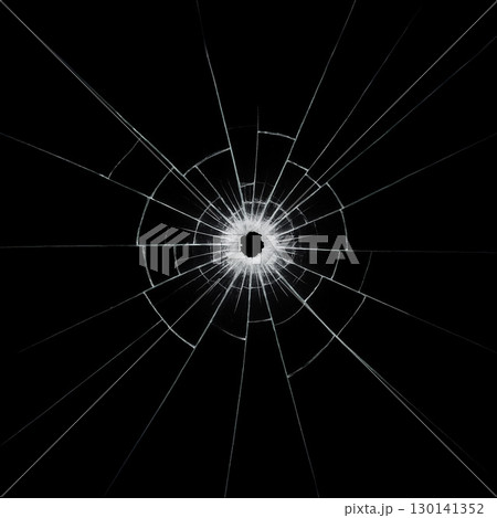 蜘蛛の巣状に割れた板ガラス 蜘蛛の巣状に割れた板ガラス 130141352