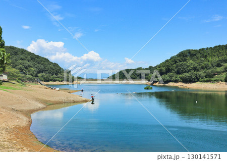 水不足で水位が低下するも、透き通る湖水と生い茂る緑がきれいな大塩湖 水不足で水位が低下するも、透き通る湖水と生い茂る緑がきれいな大塩湖 130141571