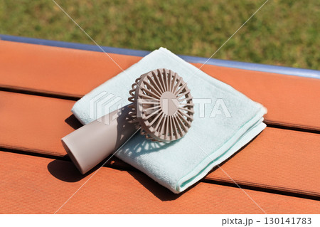 ハンディファンとタオル ハンディファンとタオル 130141783