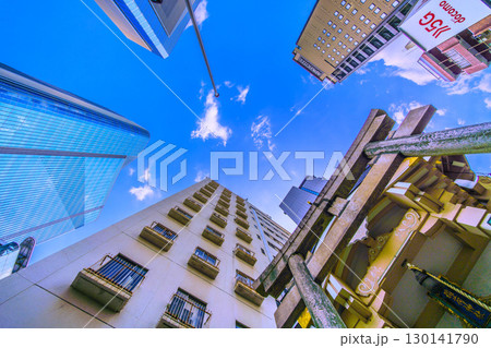 日本の東京都市景観新風景。高輪ゲートウェイシティや稲荷神社などを望む 日本の東京都市景観新風景。高輪ゲートウェイシティや稲荷神社などを望む 130141790