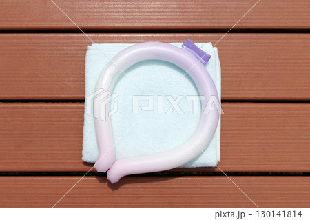 クールネックリングとタオル 130141814