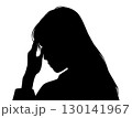 おでこに手を当てて悩む女性の左向き横顔シルエット 130141967