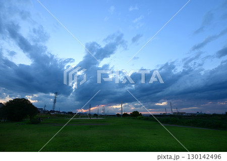 日没後の西の空に浮かぶ雲 日没後の西の空に浮かぶ雲 130142496