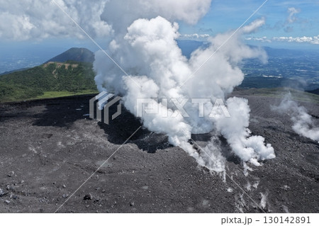 新燃岳山頂のドローン画像 130142891