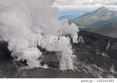 新燃岳山頂のドローン画像 130142895