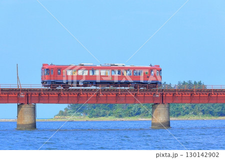 由良川橋梁を渡る「あかまつ号」 由良川橋梁を渡る「あかまつ号」 130142902