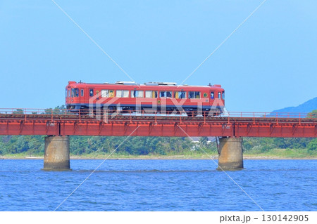由良川橋梁を渡る「あかまつ号」 130142905