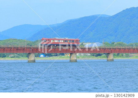 由良川橋梁を渡る「あかまつ号」 130142909