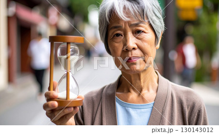 砂時計を持つシニア女性（AI生成画像） 130143012