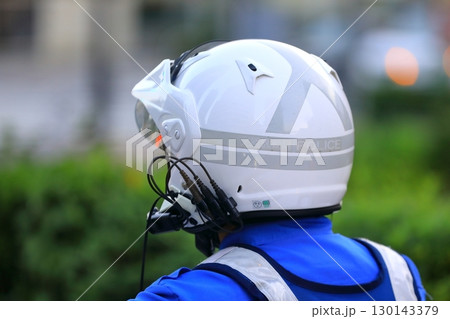 パトロール中の白バイ隊員 パトロール中の白バイ隊員 130143379