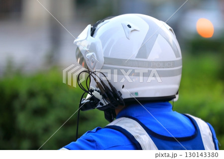 パトロール中の白バイ隊員 パトロール中の白バイ隊員 130143380