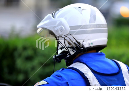 パトロール中の白バイ隊員 130143381