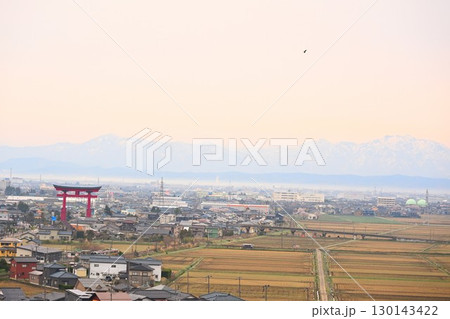 朝の弥彦大鳥居(新潟県) 朝の弥彦大鳥居(新潟県) 130143422