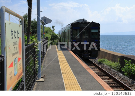 夏の大村湾沿いを走る大村線列車 130143632