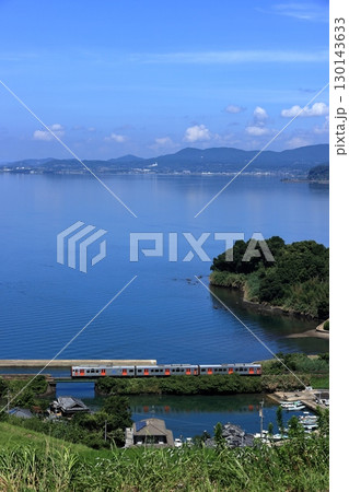 夏の大村湾沿いを走る大村線列車 130143633