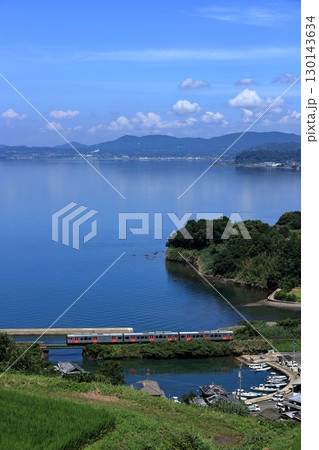 夏の大村湾沿いを走る大村線列車 130143634