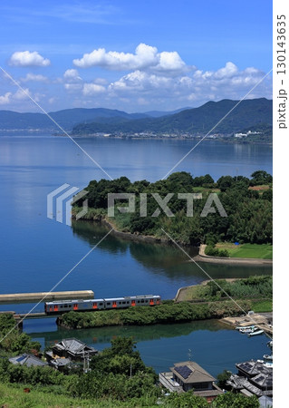 夏の大村湾沿いを走る大村線列車 130143635