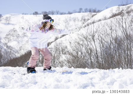 スノーボードを楽しむかわいい女性 スノーボードを楽しむかわいい女性 130143883