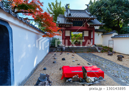 秋の紅葉に染まる、天真院の山門 130143895