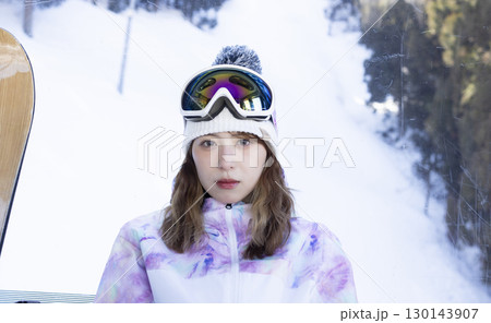 スノーボードを楽しむかわいい女性 スノーボードを楽しむかわいい女性 130143907