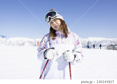 スノーボードを楽しむかわいい女性 スノーボードを楽しむかわいい女性 130143927
