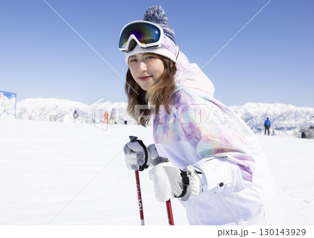 スノーボードを楽しむかわいい女性 130143929