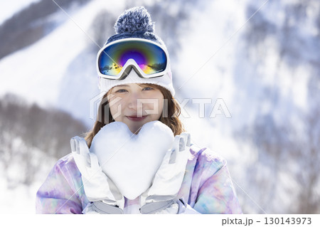 雪山を楽しむかわいい女性 雪山を楽しむかわいい女性 130143973