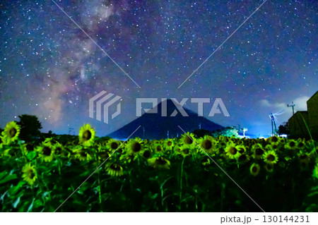 天の川流れる星空と開聞岳とひまわりと 天の川流れる星空と開聞岳とひまわりと 130144231