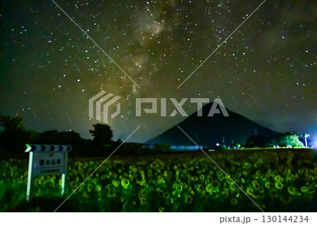 天の川流れる星空と開聞岳とひまわり 西大山駅付近 天の川流れる星空と開聞岳とひまわり 西大山駅付近 130144234