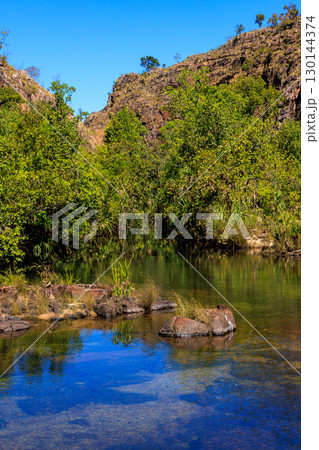 オーストラリア ノーザンテリトリーのMagukの川と岩山 オーストラリア ノーザンテリトリーのMagukの川と岩山 130144374